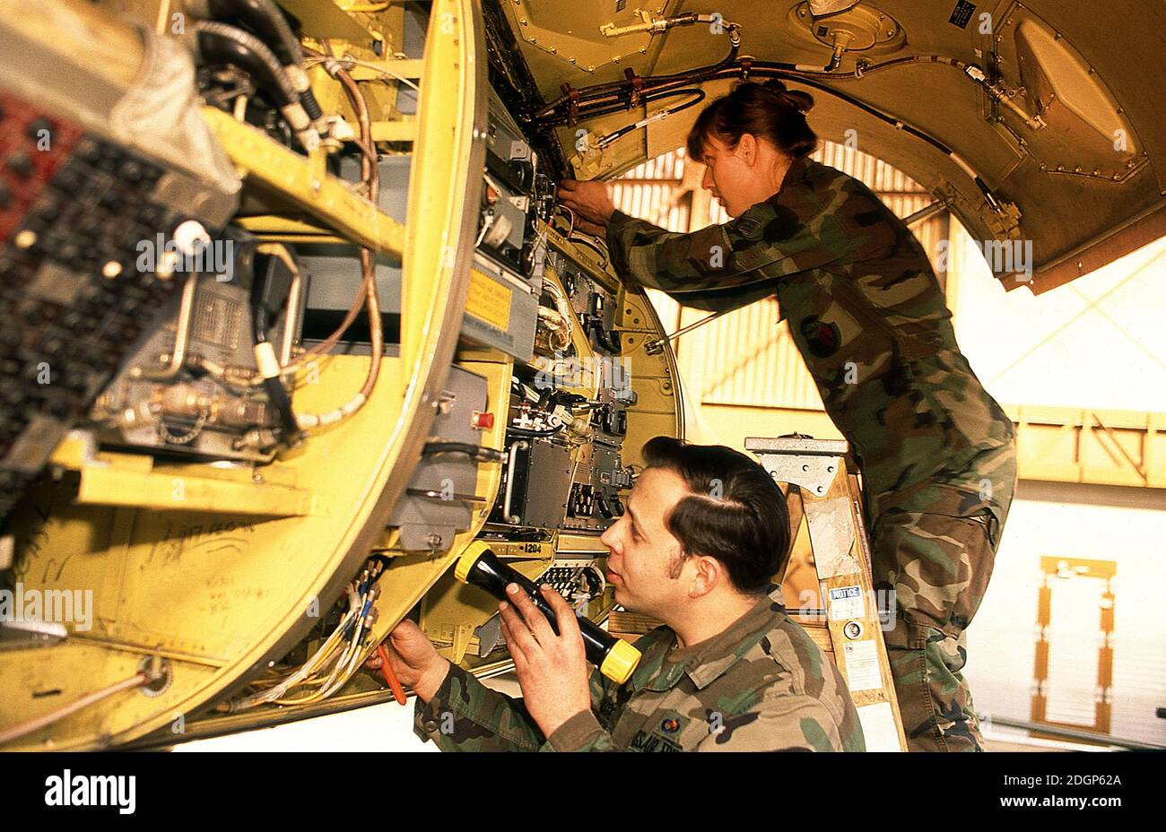 Base aérienne de RAF Upper Heyford Oxfordshire Royaume-Uni 1990. Siège de la 20e aile de chasseurs tactiques USAF. Techniciens d'équipage au sol travaillant sur F111 Aardvark dans un support de base. Banque D'Images