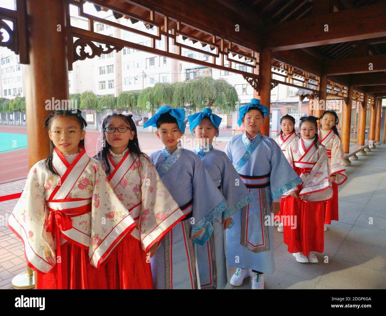 Les élèves de l'école primaire vêtus de Hanfu, un costume traditionnel chinois, écrivent la calligraphie et apprennent la culture traditionnelle dans la ville de Jilin, au nord-est Banque D'Images