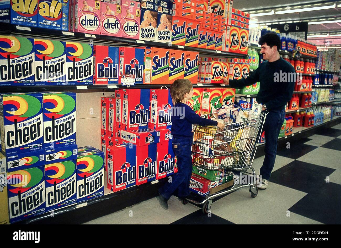 Père et son shopping dans le magasin PX RAF Upper Heyford base aérienne Oxfordshire UK 1990. Siège de la 20e aile de chasseurs tactiques USAF. Vol F111 Aardvark. Banque D'Images