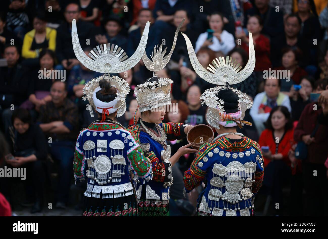 Près de 1,000 personnes Hmong se déguisent en magnifiques costumes ethniques pour célébrer le nouvel an Hmong dans le comté de Leishan, Qiandongnan Miao et Dong Autonomous Banque D'Images