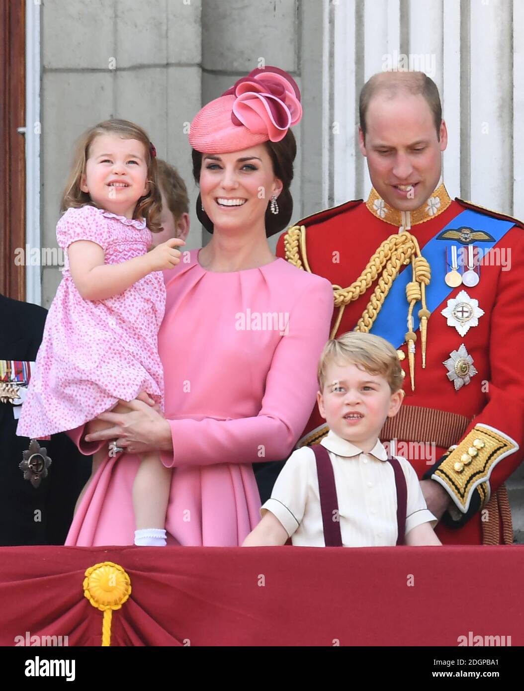 Catherine, duchesse de Cambridge, princesse charlotte, Prince George et Prince William le duc de Cambridge participant à Trooping The Color on the Mall, Londres. Le crédit photo doit être lu par Doug Peters/EMPICS Entertainment Banque D'Images