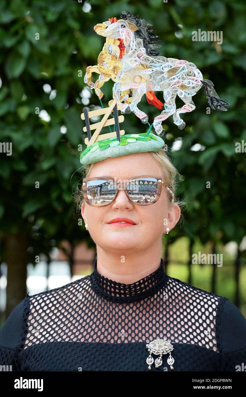 Une femme de race pendant la première journée de Royal Ascot à l'hippodrome d'Ascot, Londres Banque D'Images