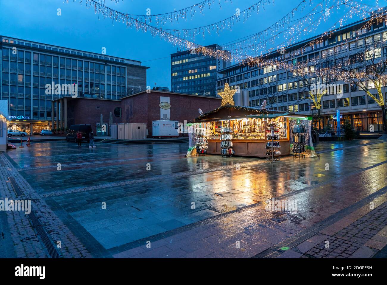 Place du marché de Noël à Essen Kennedyplatz, seuls quelques stands sont autorisés à ouvrir à la suite du deuxième verrouillage dans la crise de Corona, lo Banque D'Images