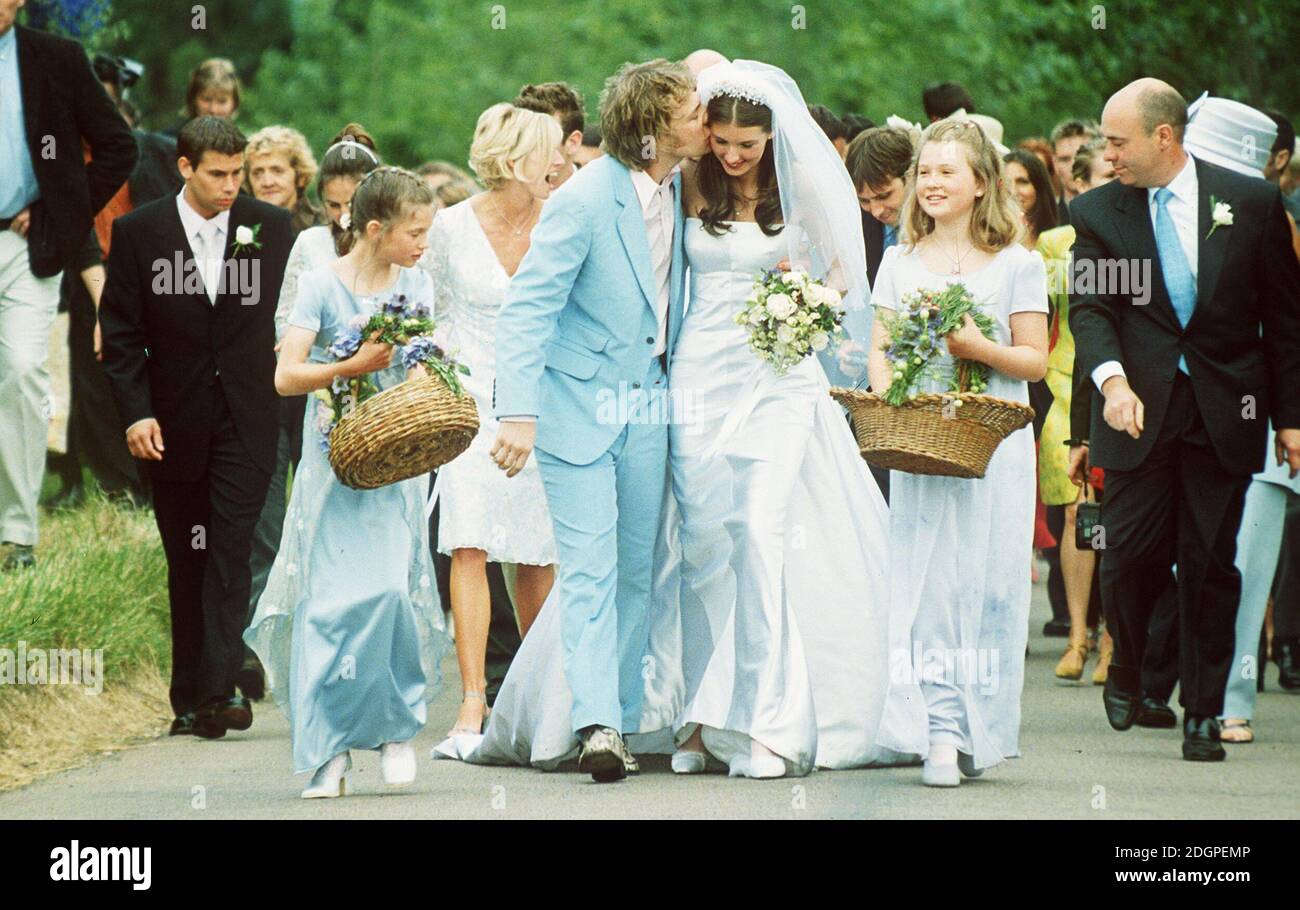 Chef Jamie Oliver avec la nouvelle femme Jools après s'être marié à l'église Rickling, Essex Banque D'Images