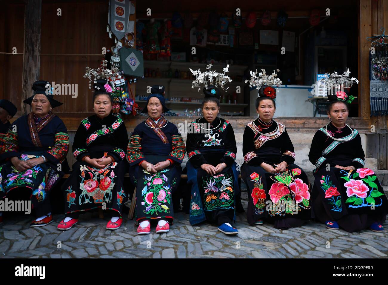 Près de 1,000 personnes Hmong se déguisent en magnifiques costumes ethniques pour célébrer le nouvel an Hmong dans le comté de Leishan, Qiandongnan Miao et Dong Autonomous Banque D'Images