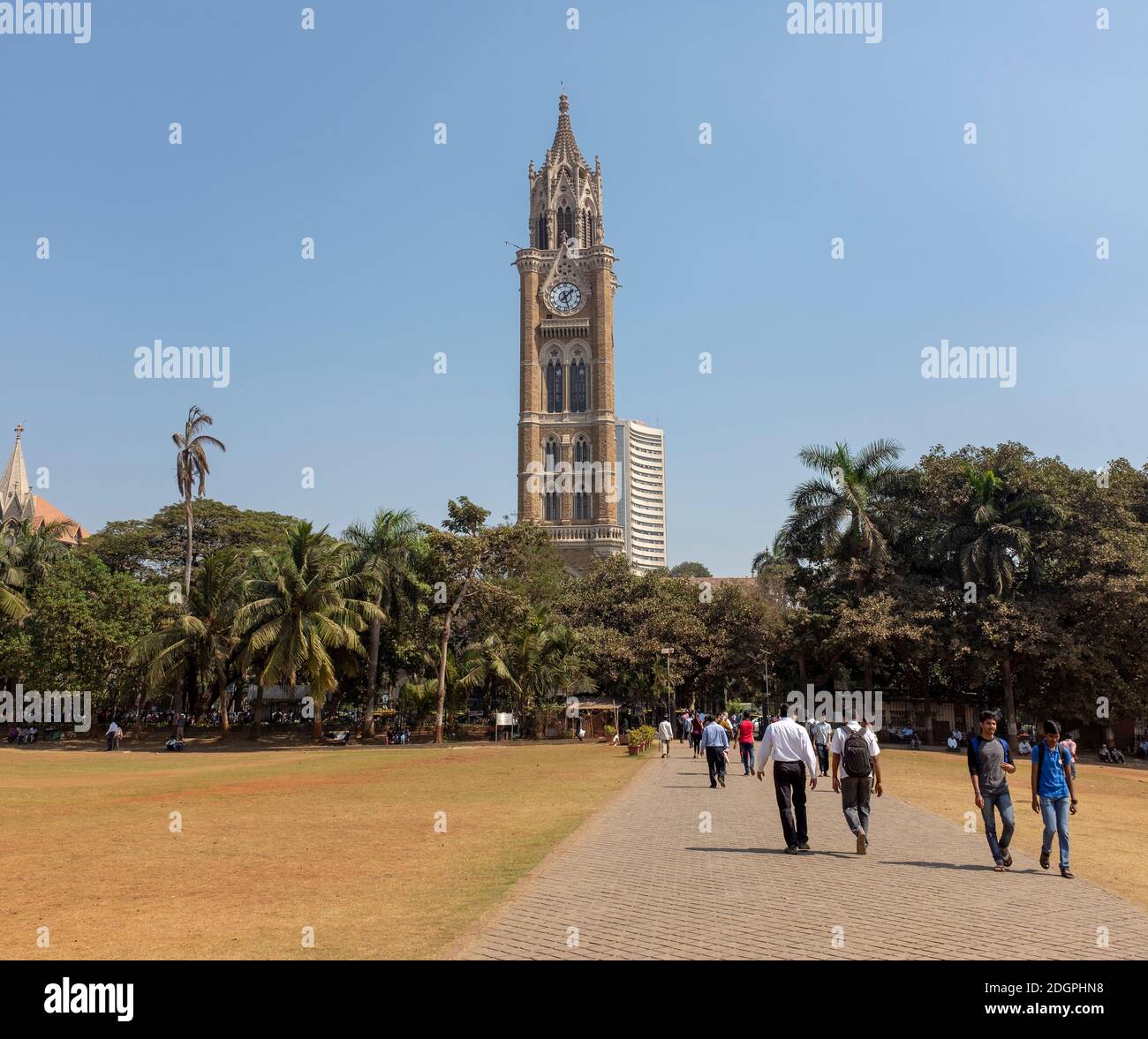 Rajabi Clock Tower, dans le campus de fort de l'Université de Mumbai, avec le parc Oval Maidan en premier plan, South Mumbai Banque D'Images