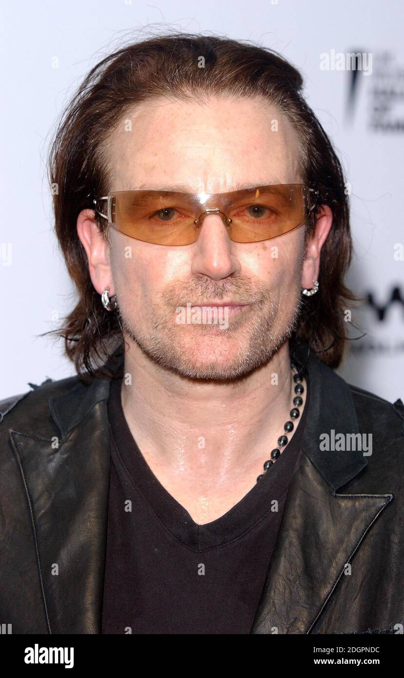 Bono de U2 participant à la finale du « UK Music Hall of Fame », la série Channel 4 qui s'intéresse à la musique populaire des années 1950 aux années 1990, au Hackney Empire, Londres. Doug Peters/allactiondigital.com Banque D'Images