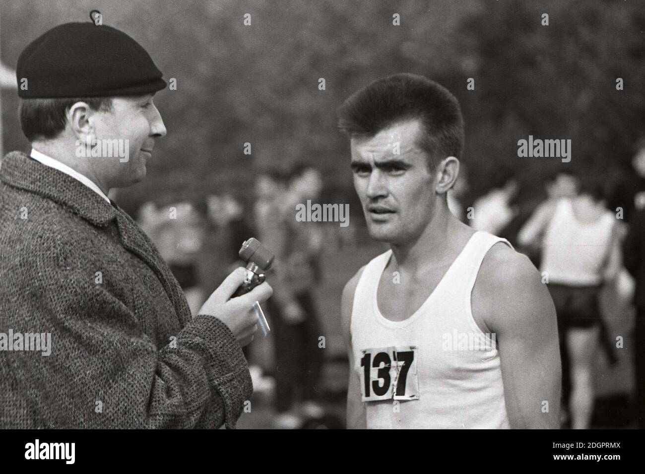1964-10-11. Virgilijus Mundrys - journaliste sportif lituanien, commentateur télévisuel. Banque D'Images