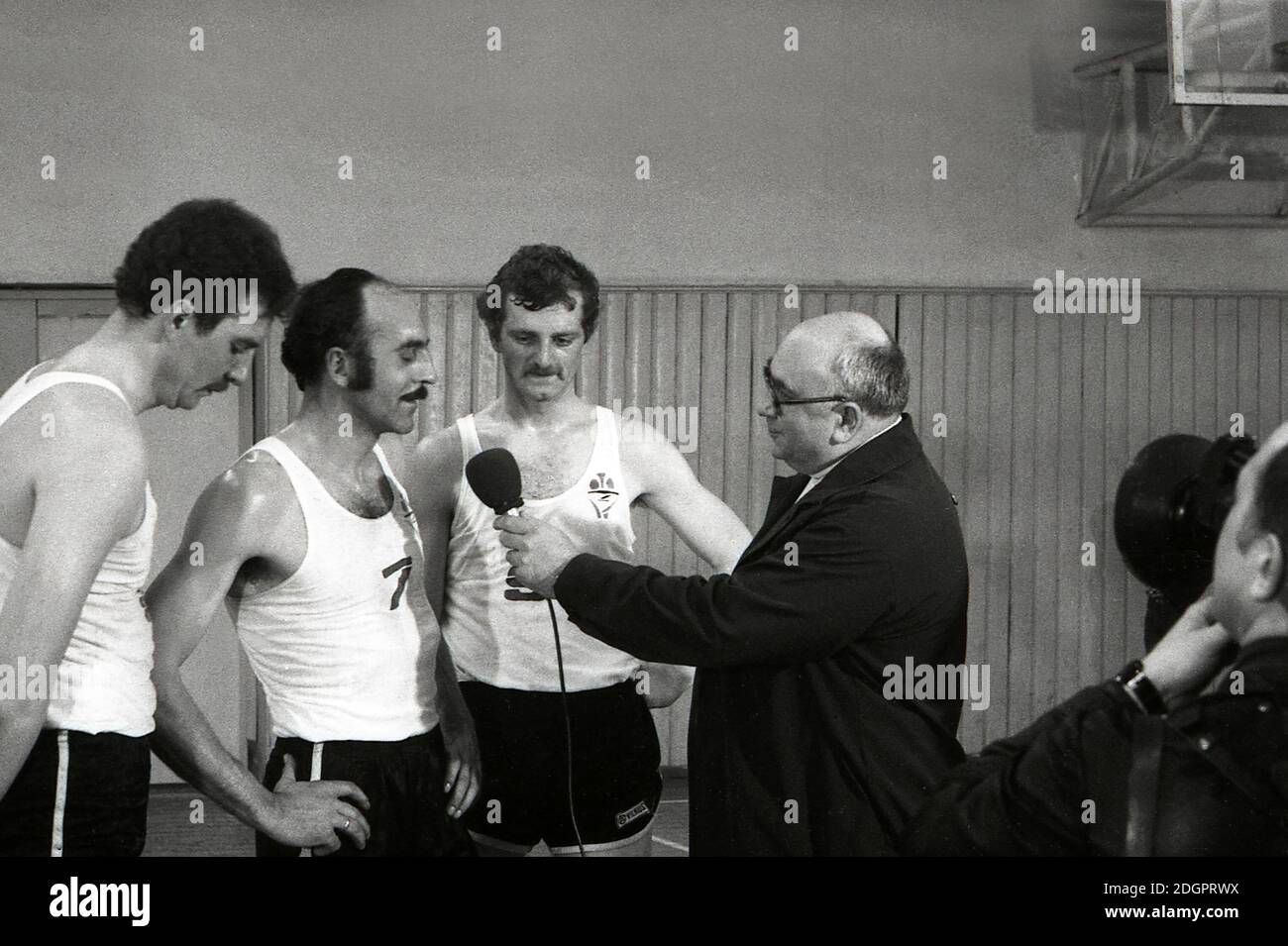 1985-05. Virgilijus Mundrys - journaliste sportif lituanien, commentateur télévisuel. Banque D'Images