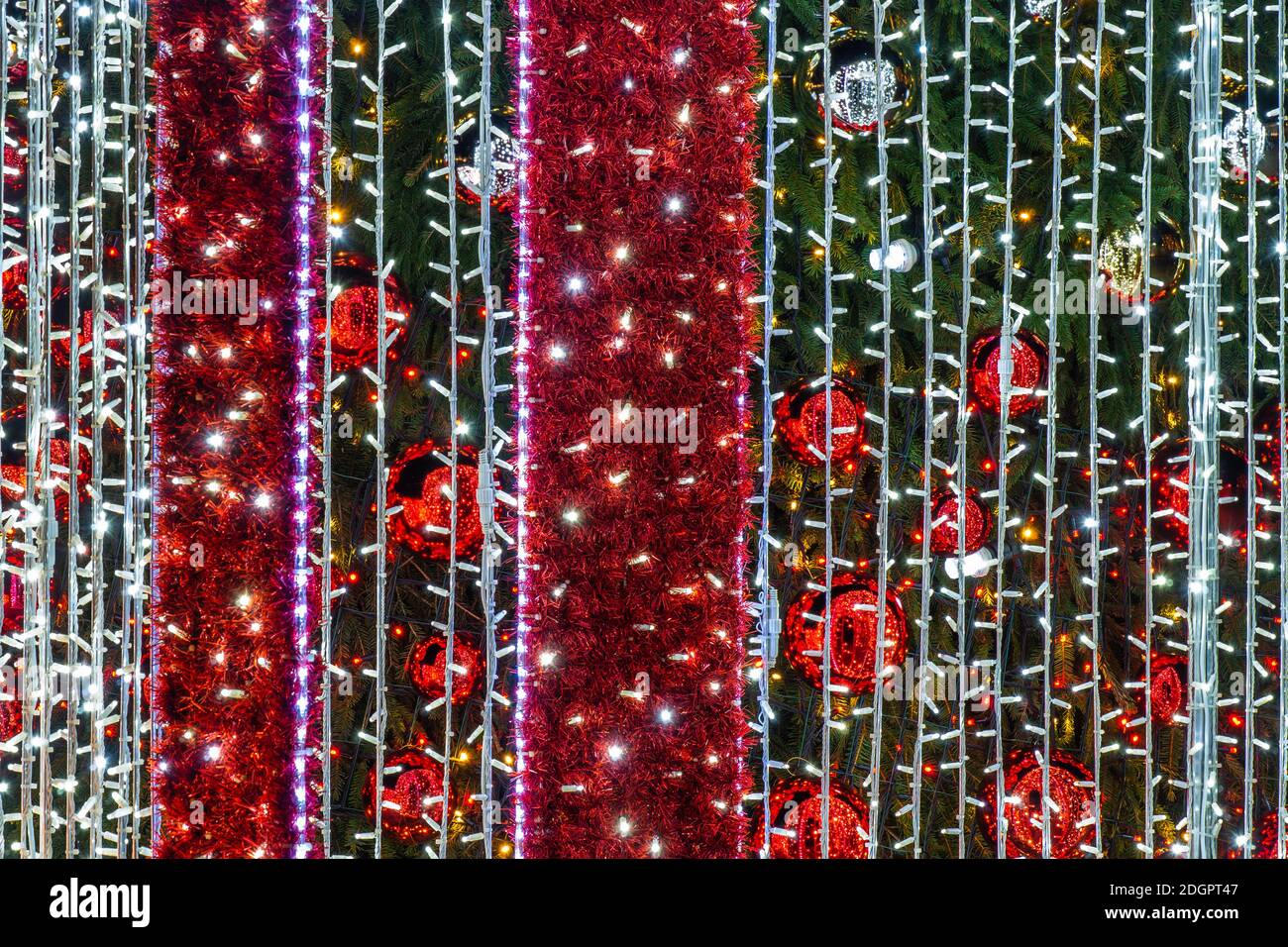 De nombreuses boules de miroir décorent le sapin de Noël et le système d'éclairage Banque D'Images