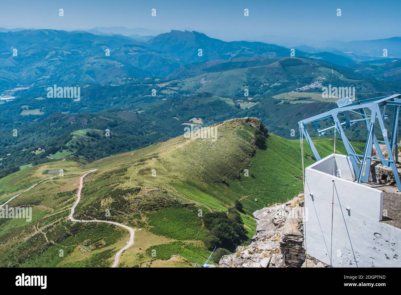 Auberge et antenne de transmission sur la montagne Rhune dans le Pyrénées Atlantiques Banque D'Images