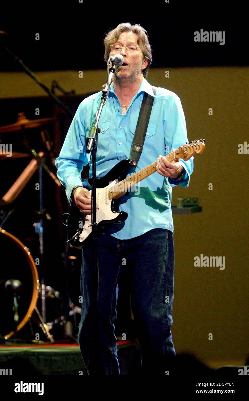 Eric Clapton est rejoint par Ginger Baker et Jack Bruce AS Cream, au Royal Albert Hall de Londres, 36 ans après la séparation du groupe. Les billets étaient en train de changer de mains pour plus de 500 £ sur eBay et jusqu'à 1700 £. Doug Peters/allactiondigital.com Banque D'Images
