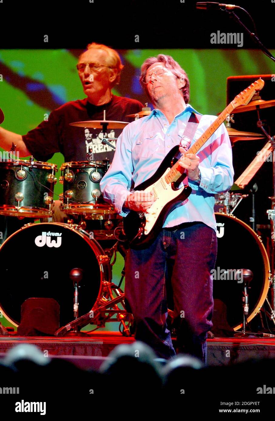Eric Clapton est rejoint par Ginger Baker et Jack Bruce AS Cream, au Royal Albert Hall de Londres, 36 ans après la séparation du groupe. Les billets étaient en train de changer de mains pour plus de 500 £ sur eBay et jusqu'à 1700 £. Doug Peters/allactiondigital.com Banque D'Images