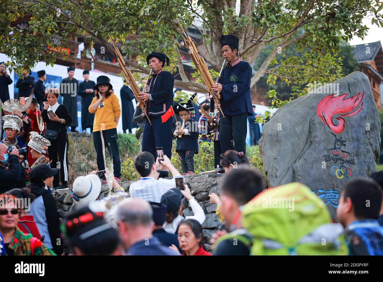 Près de 1,000 personnes Hmong se déguisent en magnifiques costumes ethniques pour célébrer le nouvel an Hmong dans le comté de Leishan, Qiandongnan Miao et Dong Autonomous Banque D'Images