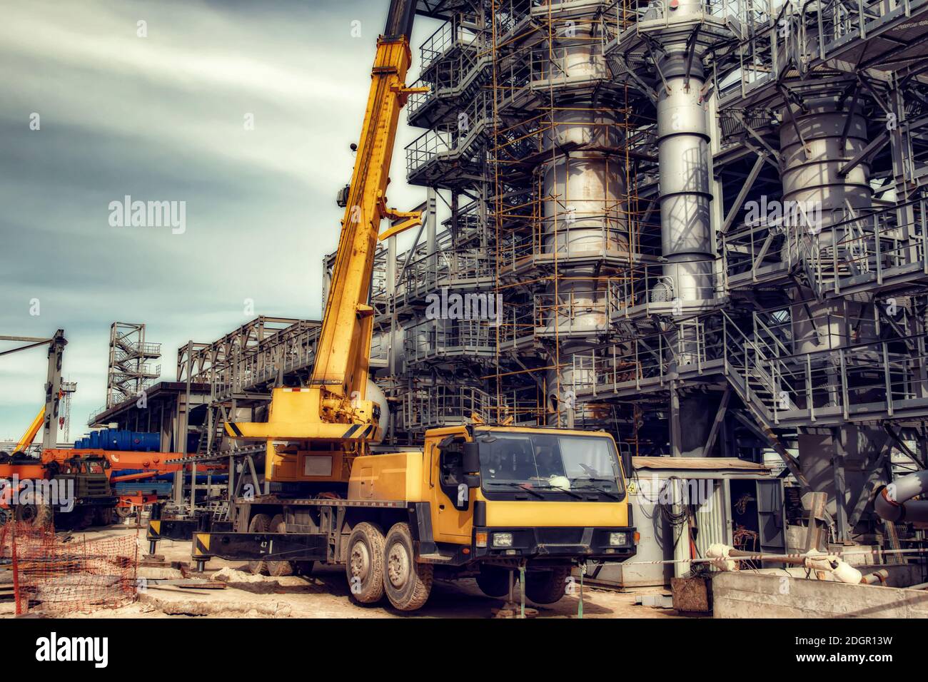 Une grande grue de voiture jaune se tient sur le chantier Banque D'Images