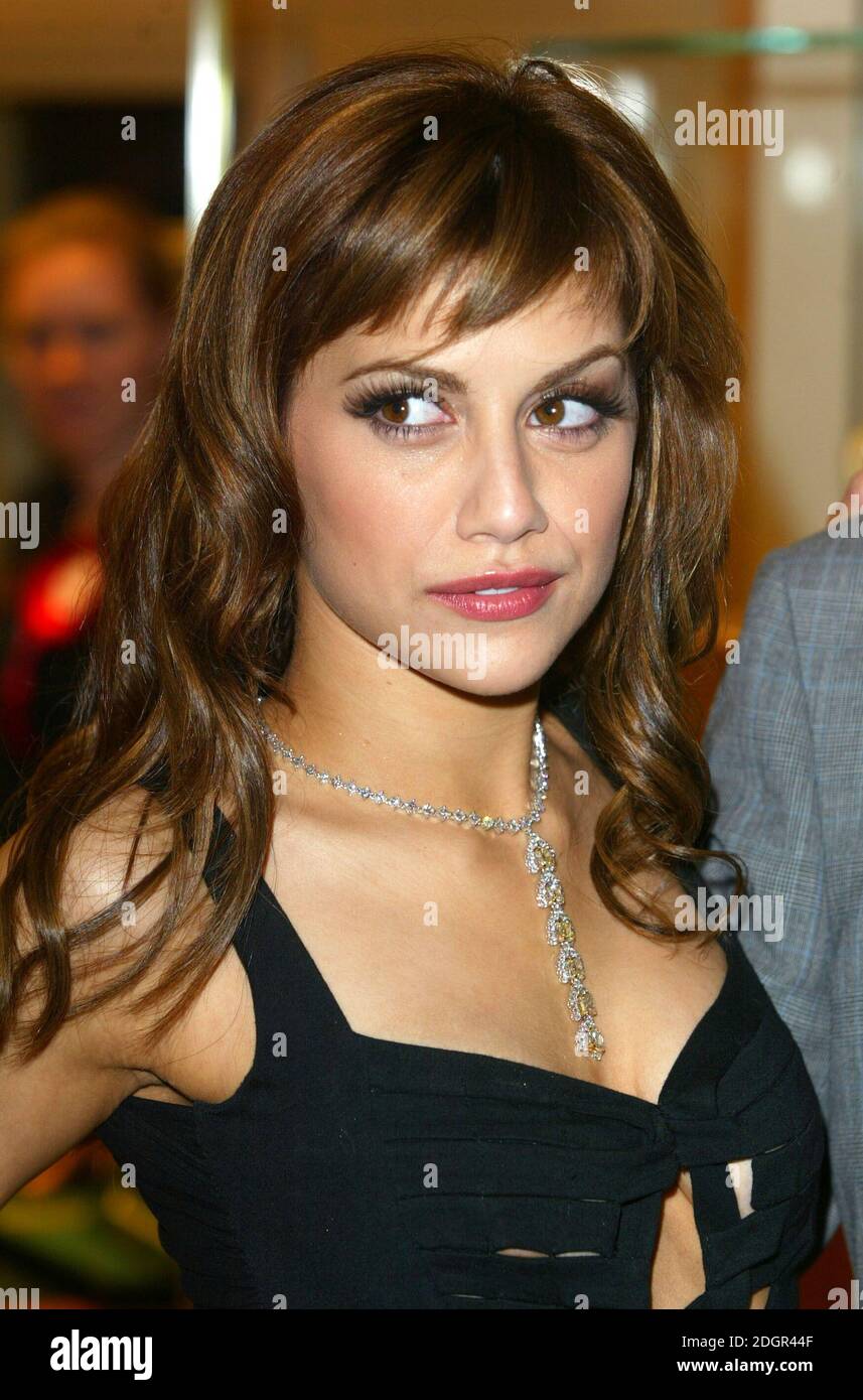 Brittany Murphy ouvre le Harrods Summer sale à Londres. Lors d'une visite du magasin, elle a visité le rayon des bijoux fins où elle a essayé un collier de diamant et un anneau, puis le rayon des animaux quand elle a rencontré deux King Charles Spaniels. Doug Peters/allactiondigital.com Banque D'Images