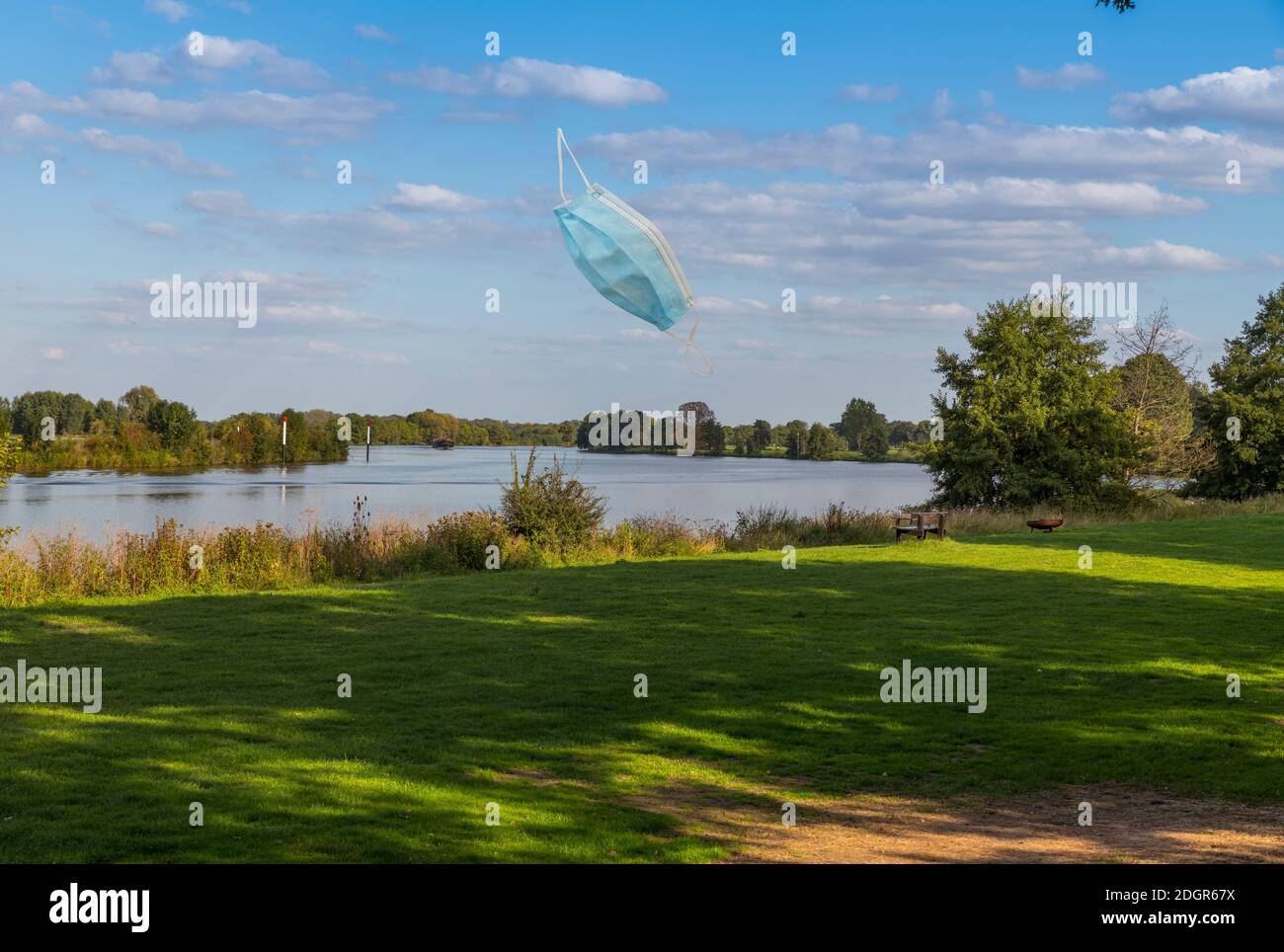 ce paysage et la nature de la rivière maas avec beaucoup de vert, arbres et place pour s'asseoir avec des bancs et cheminée pour la soirée Banque D'Images
