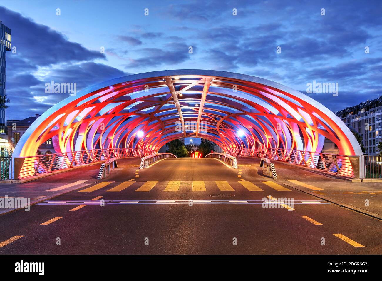 Genève, Suisse - 17 juillet 2020 - scène nocturne avec le pont Hans Wilsdorf au-dessus de l'Arve reliant le Plainpalais et les Acacias distrait Banque D'Images