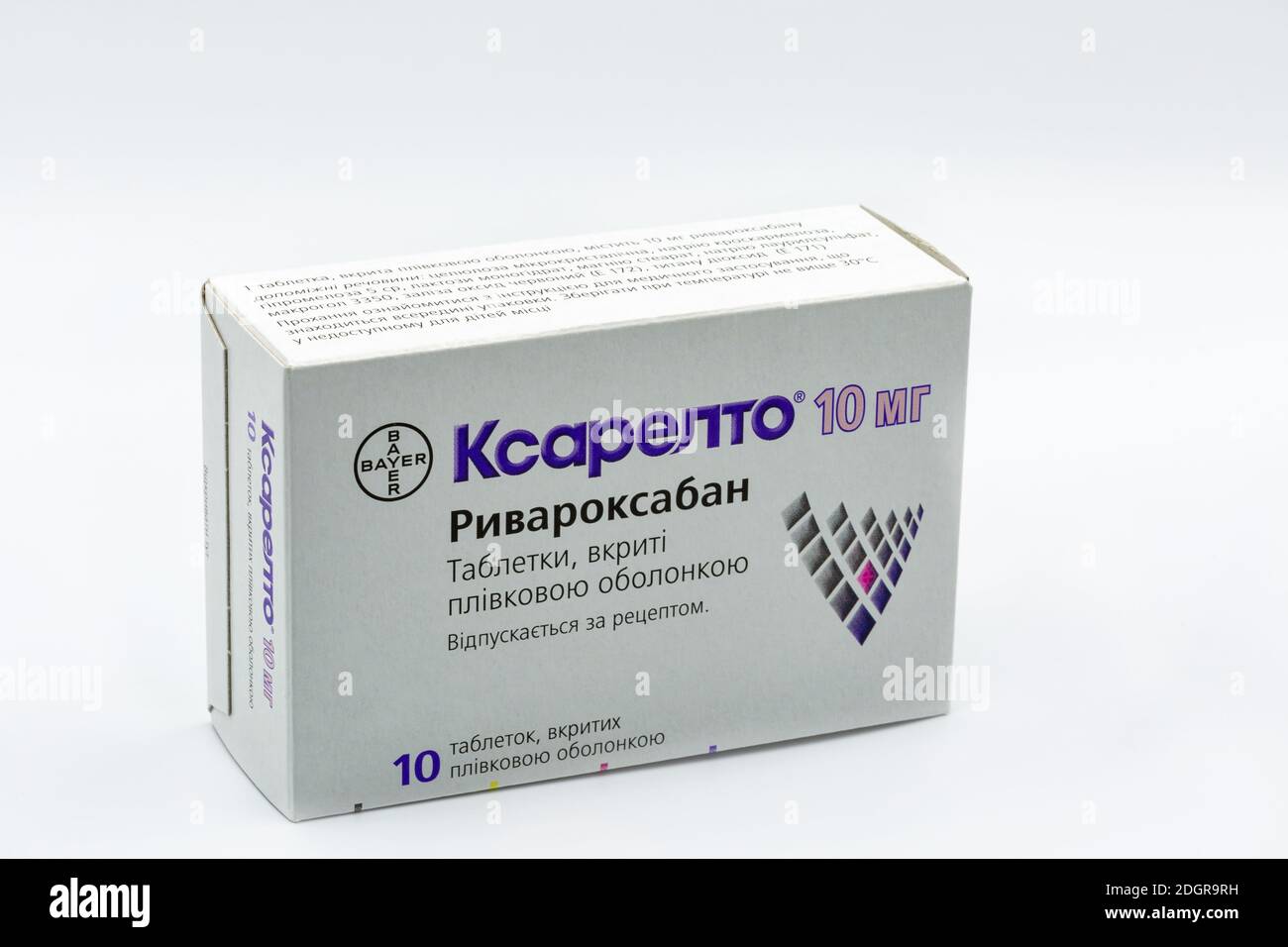 KIEV, UKRAINE - 14 NOVEMBRE 2020: Boîte de comprimés de Xarelto par Bayer gros plan contre le blanc. XARELTO rivaroxaban est un type de médicament moderne de renommée mondiale Banque D'Images