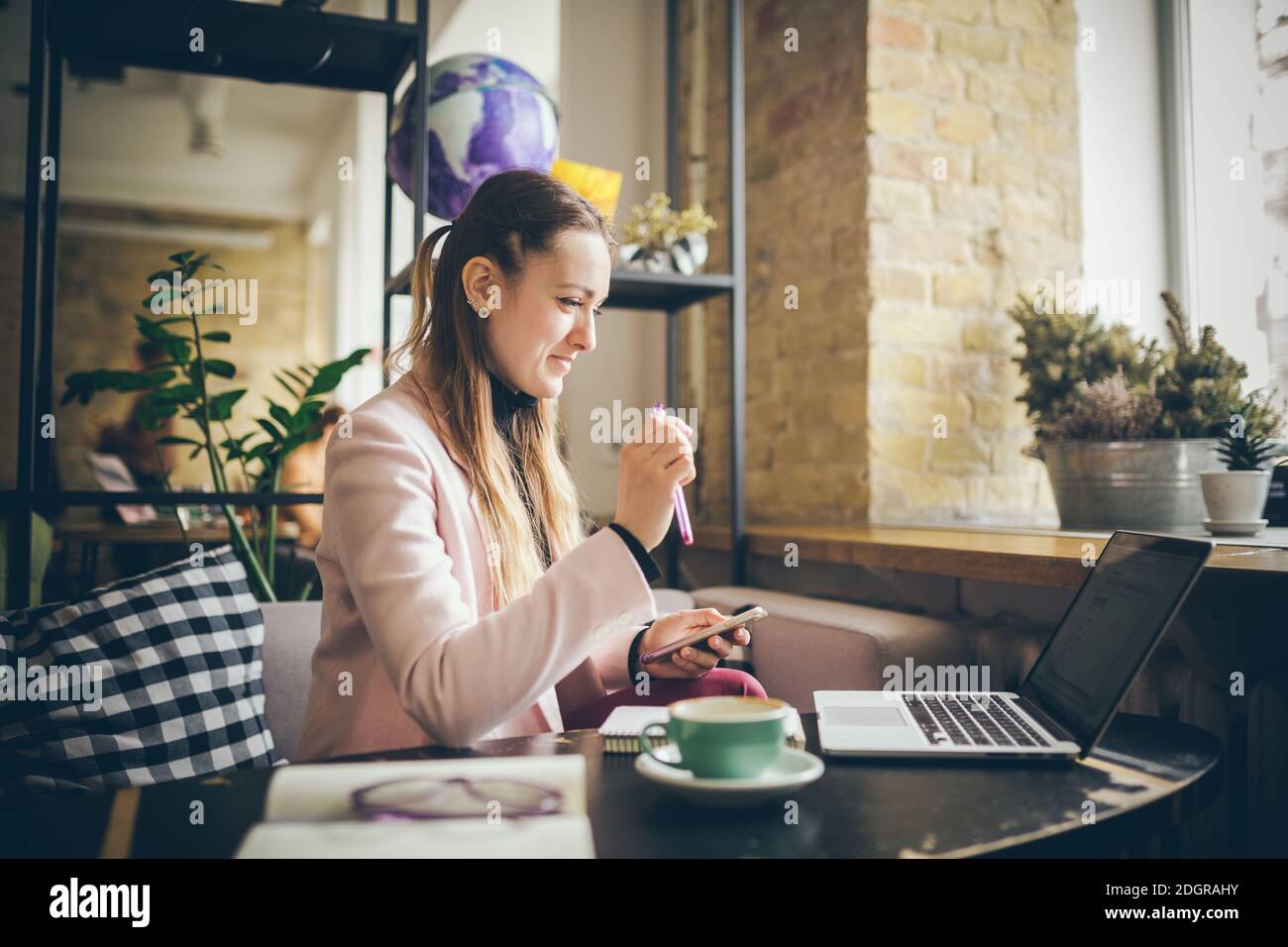 Femme travaillant sur le projet de planification. Rédacteur pigiste utilisant ordinateur portable, téléphone mobile et Internet, travaillant en ligne, resea Banque D'Images
