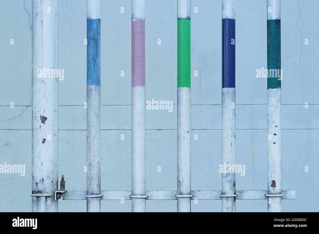Un signe de couleur d'un tuyau de ventilation d'un fioul est présent sous terre dans le service de pompe de remplissage d'huile. Banque D'Images