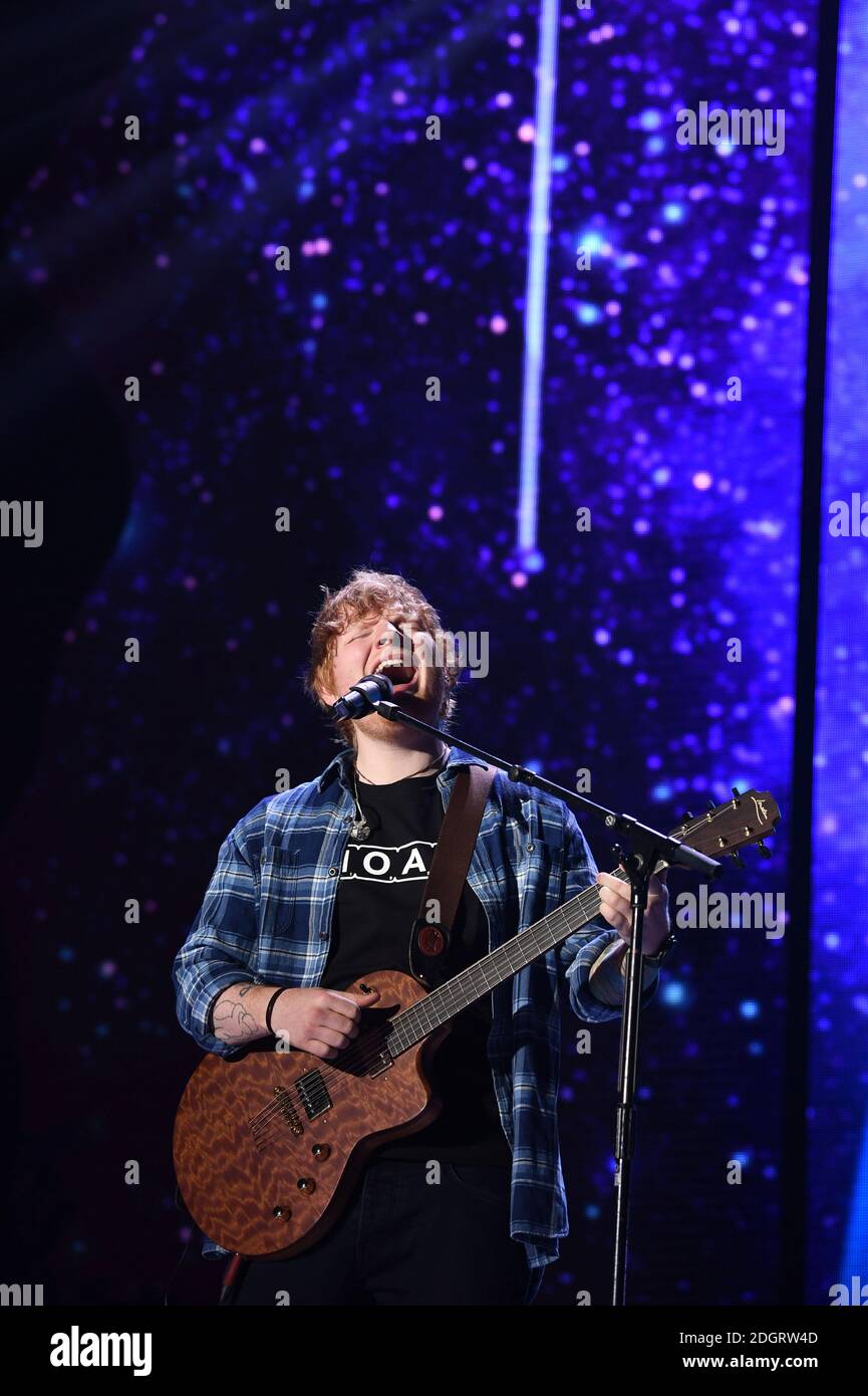 Ed Sheeran sur scène pendant la deuxième journée du Jingle Bell ball 2017 de Capital avec Coca-Cola à l'O2 Arena, Londres. Banque D'Images