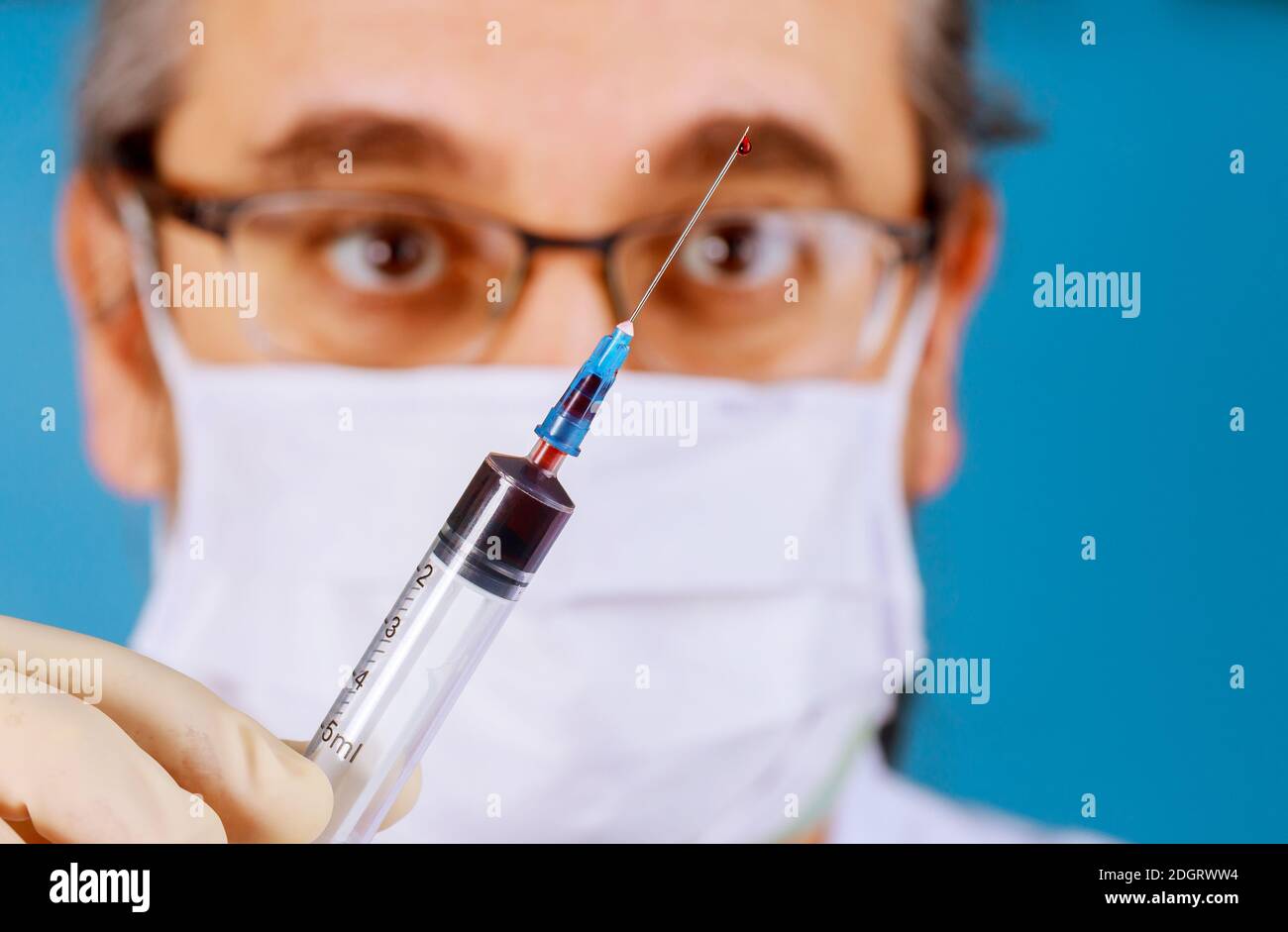 Médecin prenant main un tube d'échantillon de sang avec analyse Banque D'Images