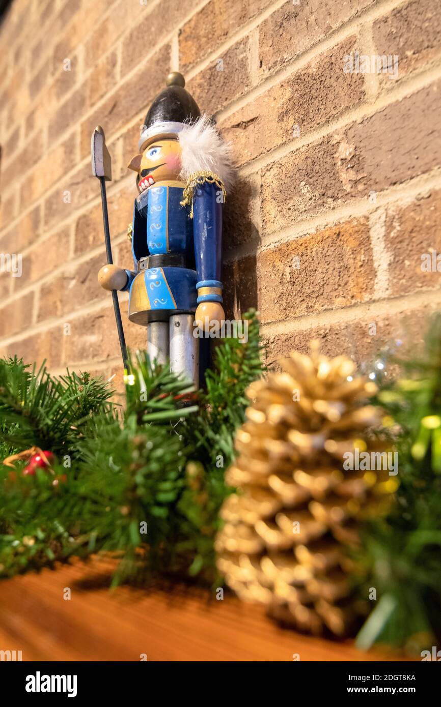 Casse-noisette de Noël avec fond en brique et décorations avec cheminée en brique Banque D'Images