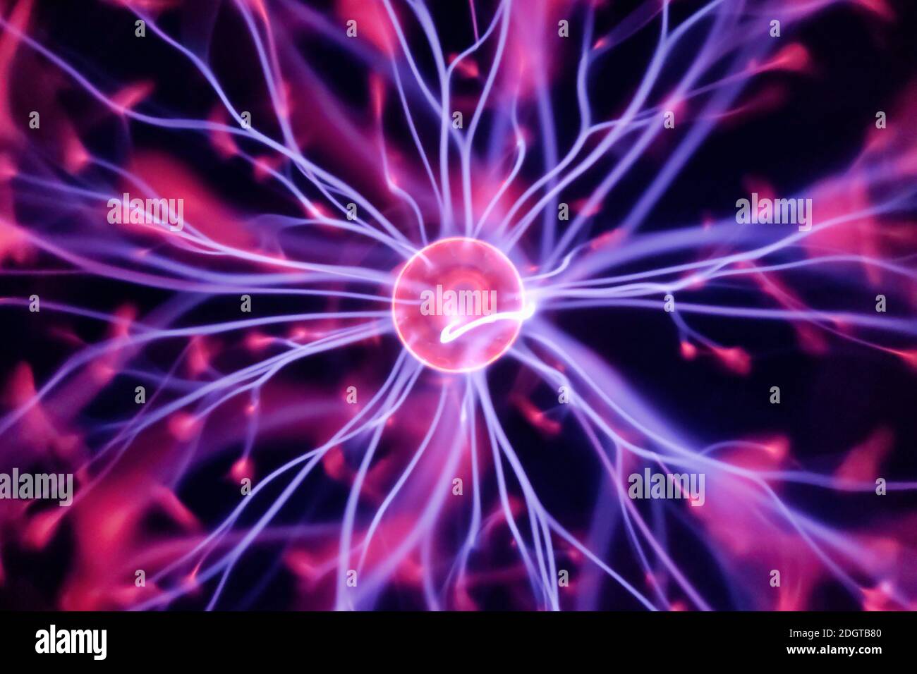 Gros plan sur la plus belle lumière de la physique, la boule de plasma. Banque D'Images
