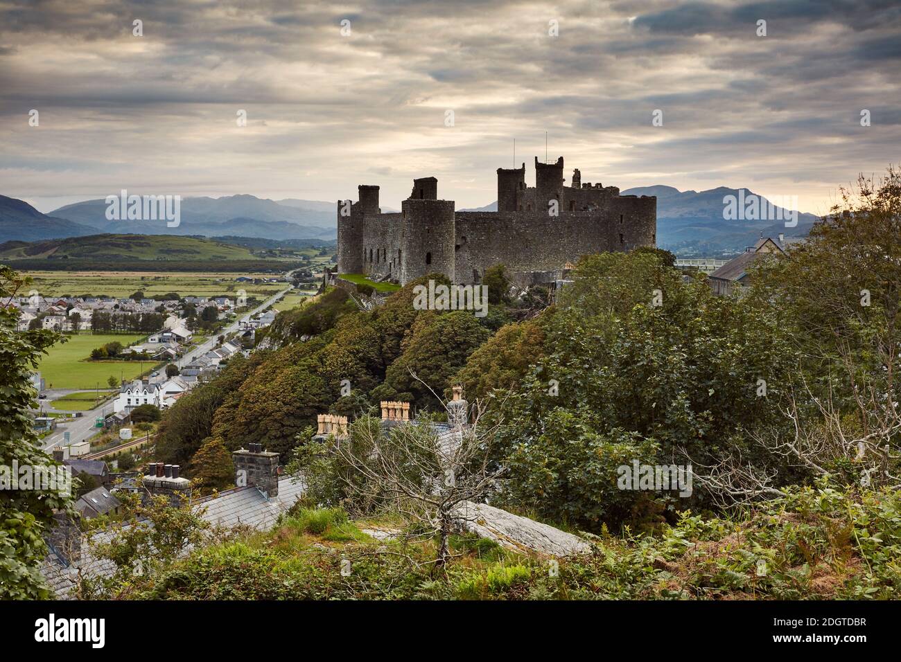 Vue sur le château de Harlech, parc national de Snowdonia, Gwynedd, pays de Galles, Royaume-Uni Banque D'Images