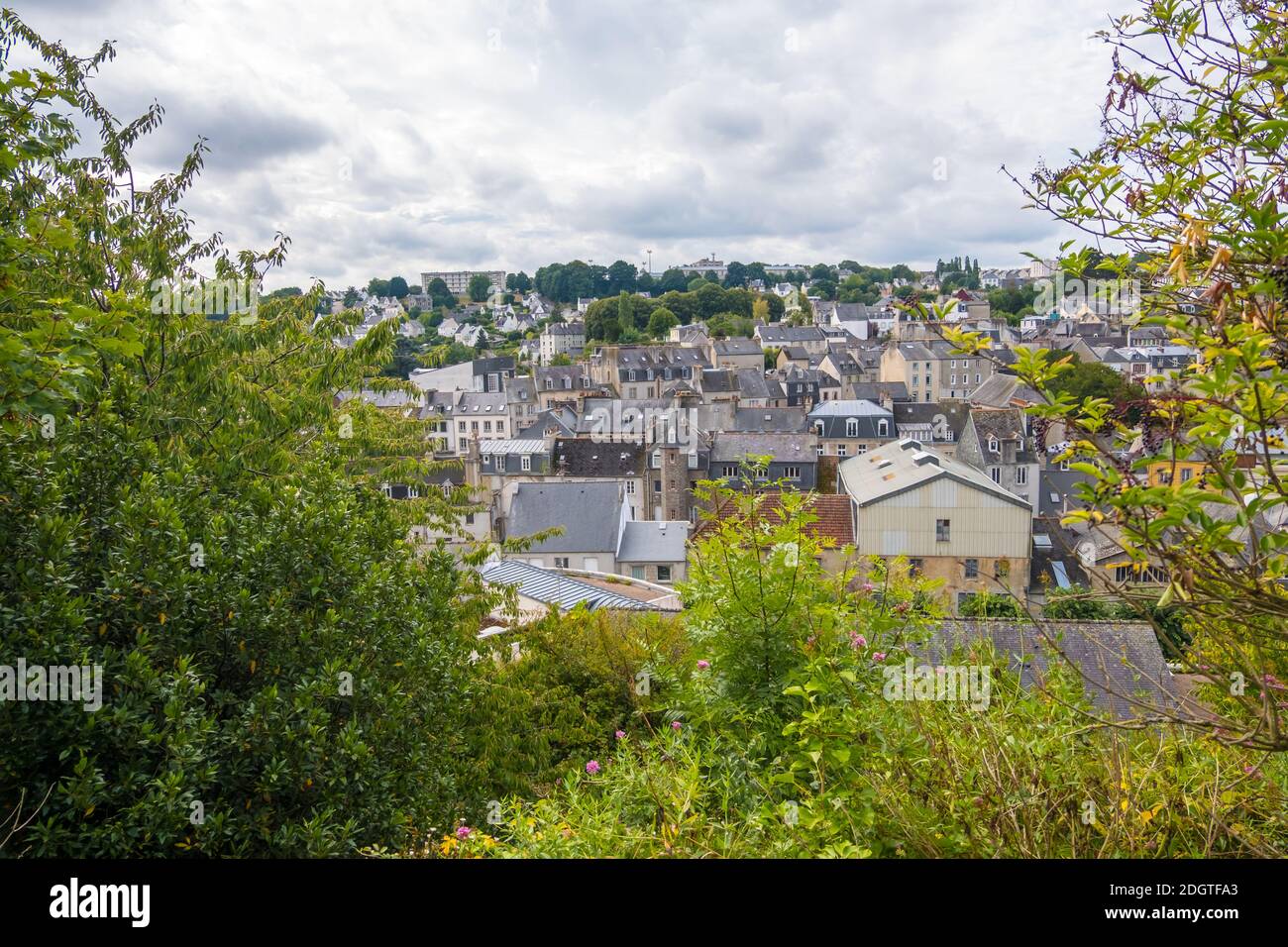 Morlaix, France - 28 août 2019 : rue du centre historique de Morlaix avec ses maisons colorées à colombages. Département de Finistère, Brittan Banque D'Images