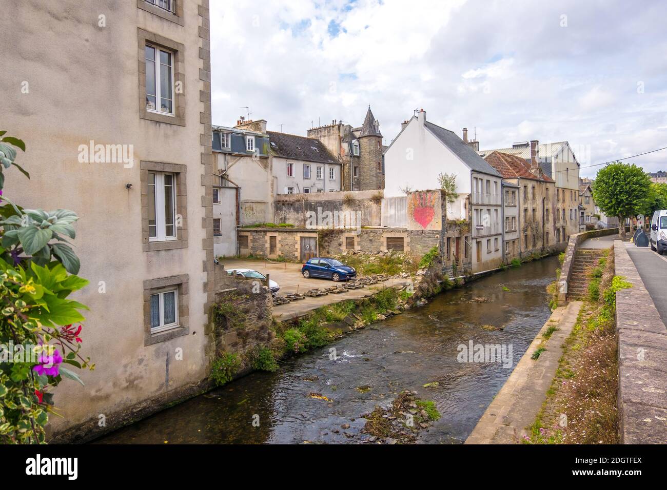 Morlaix, France - 28 août 2019 : vue sur une rue étroite du centre historique de Morlaix, département de Finistère, Bretagne, France Banque D'Images