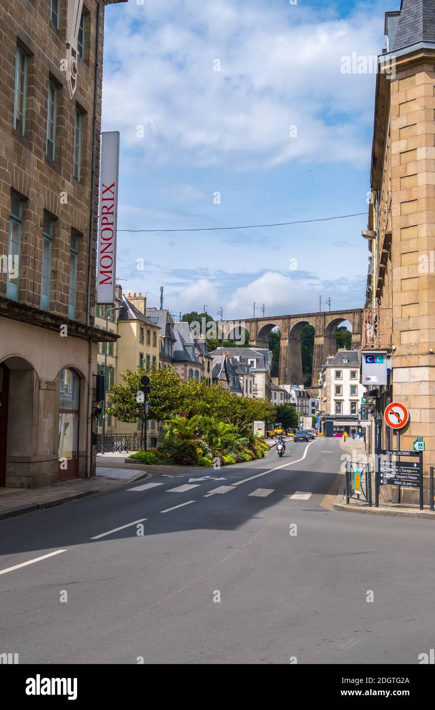 Morlaix, France - 28 août 2019 : rue dans le centre historique de Morlaix avec son Viaduc en arrière-plan, département de Finistère, Bretagne Banque D'Images
