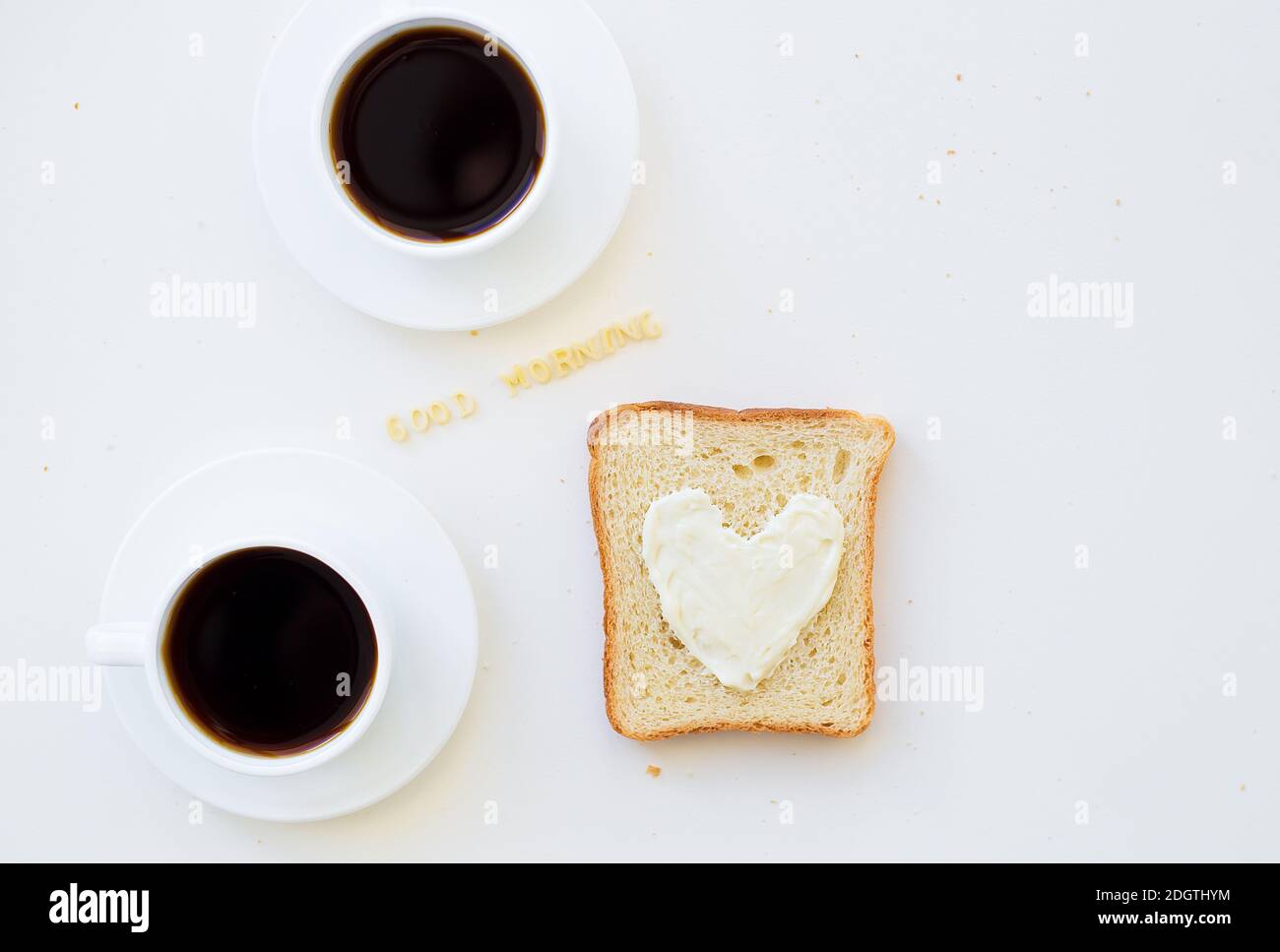 sandwich pour le petit déjeuner sous forme de coeur avec fromage - bon signe du matin et deux tasses de café Banque D'Images