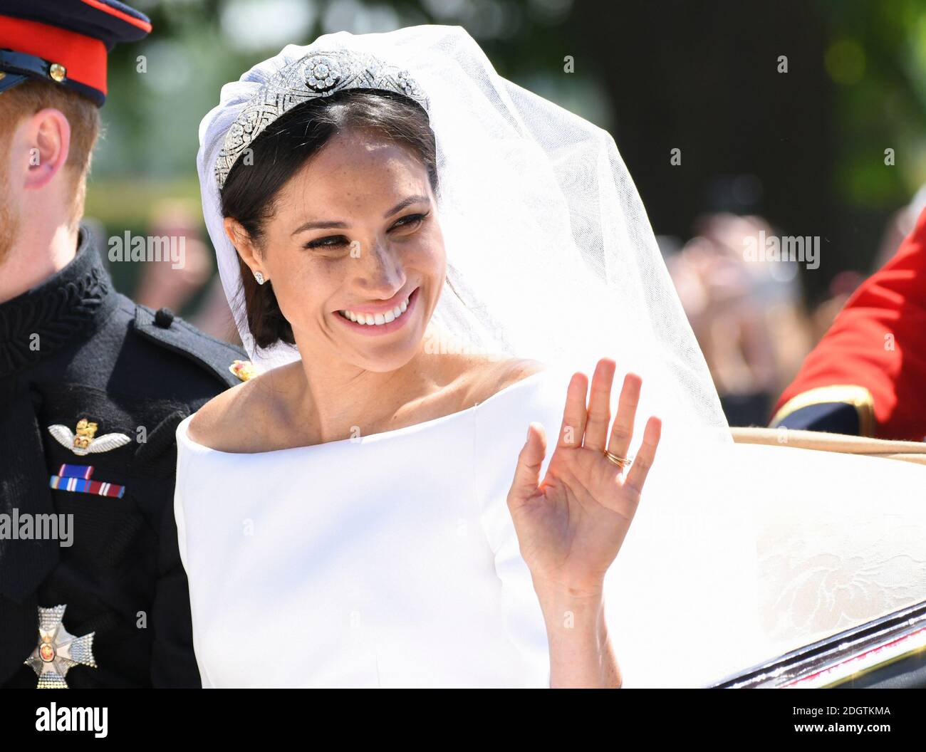 Le prince Harry et Meghan Markle, le duc de Sussex et la duchesse de Sussex, font une promenade en calèche d'Ascot Landau le long de la longue promenade après leur mariage à la chapelle Saint-Georges du château de Windsor. Le crédit photo devrait se lire comme suit : Doug Peters/EMPICS Banque D'Images