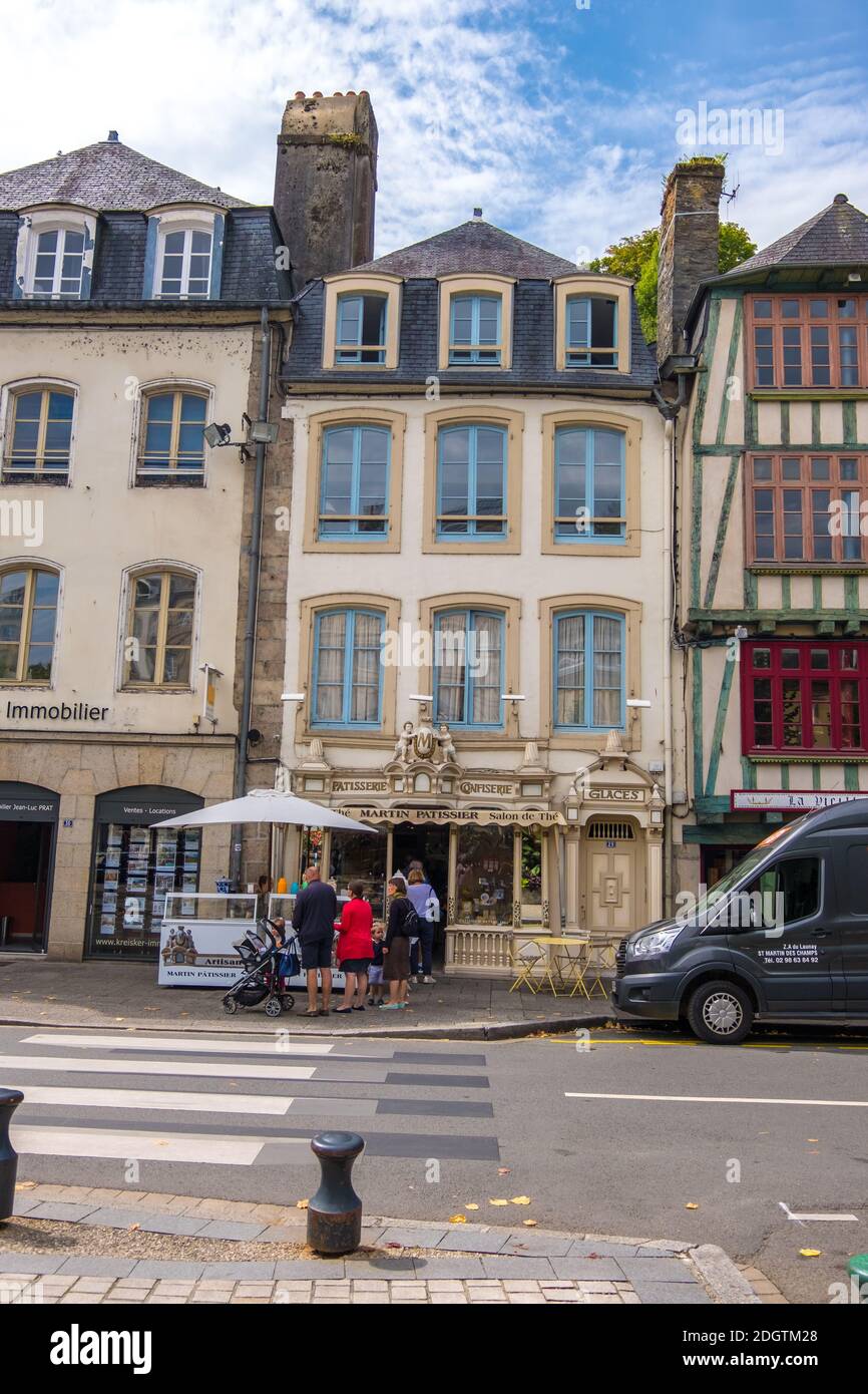 Morlaix, France - 28 août 2019 : façade rétro de pâtisserie et de café dans le centre-ville de Morlaix, département de Finistère, Bretagne Banque D'Images