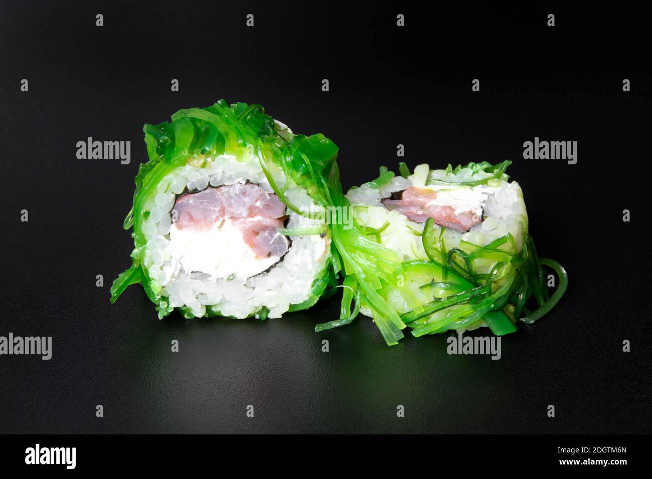 Petits pains à sushis avec Chuka et crevettes Banque D'Images
