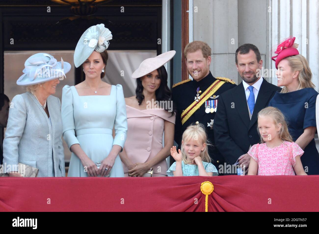 La duchesse de Cornouailles, la duchesse de Cornouailles, le prince Harry, la duchesse Meghan de Sussex, Catherine Duchesse de Cambridge, Savanna Phillips, Peter Phillips et la Phillips d'automne de la famille royale sur le balcon de Buckingham Palace à Trooping The Color, Londres. Le crédit photo devrait se lire comme suit : Doug Peters/EMPICS Banque D'Images
