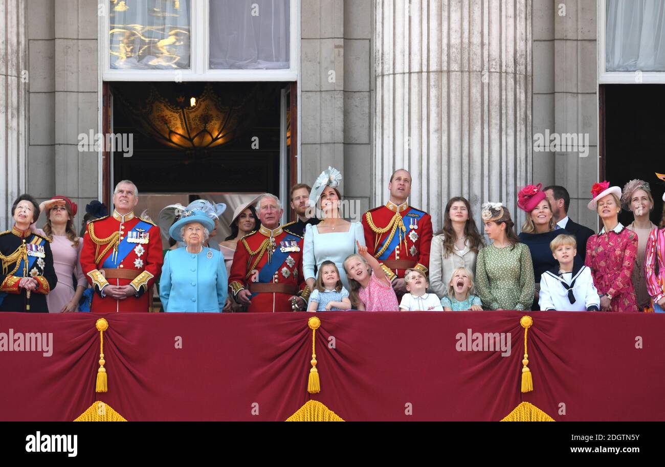 Sa Majesté la Reine, le prince Charles, le prince Harry, la duchesse Meghan de Sussex, Catherine Duchesse de Cambridge, le prince William, duc de Cambridge, avec la princesse Charlotte, le prince George, Savanna Phillips et des membres de la famille royale sur le balcon de Buckingham Palace à Trooping the Color, Londres. Le crédit photo devrait se lire comme suit : Doug Peters/EMPICS Banque D'Images