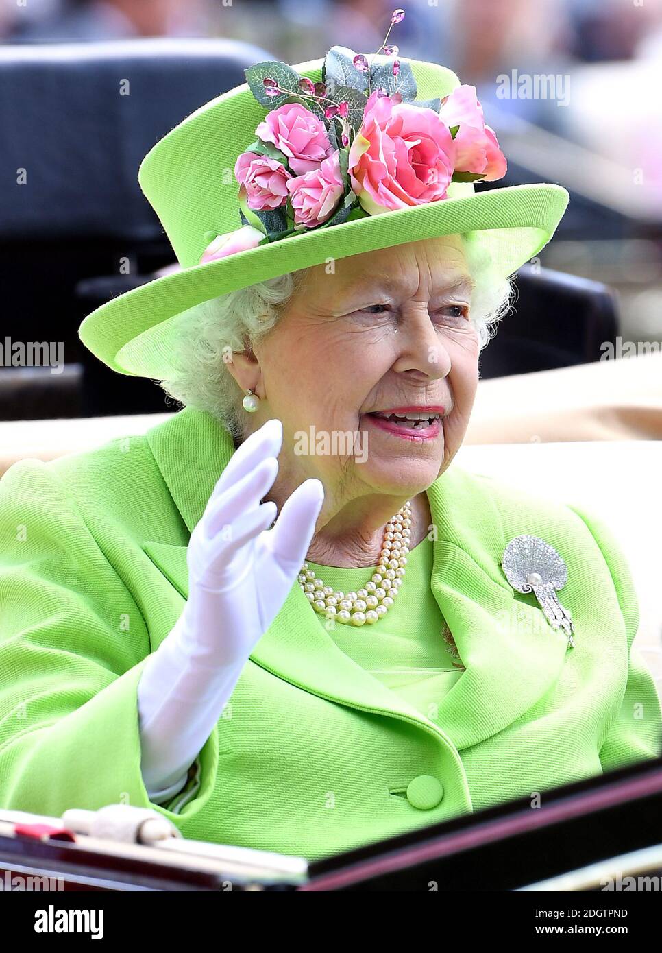 La reine Elizabeth II pendant le quatrième jour de Royal Ascot à l'hippodrome d'Ascot. Le crédit photo devrait se lire comme suit : Doug Peters/EMPICS Entertainment. Banque D'Images