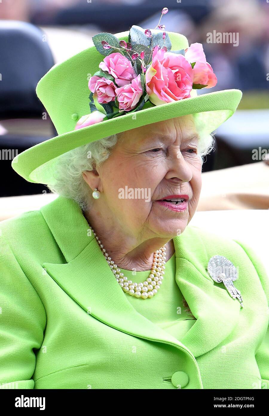 La reine Elizabeth II pendant le quatrième jour de Royal Ascot à l'hippodrome d'Ascot. Le crédit photo devrait se lire comme suit : Doug Peters/EMPICS Entertainment. Banque D'Images