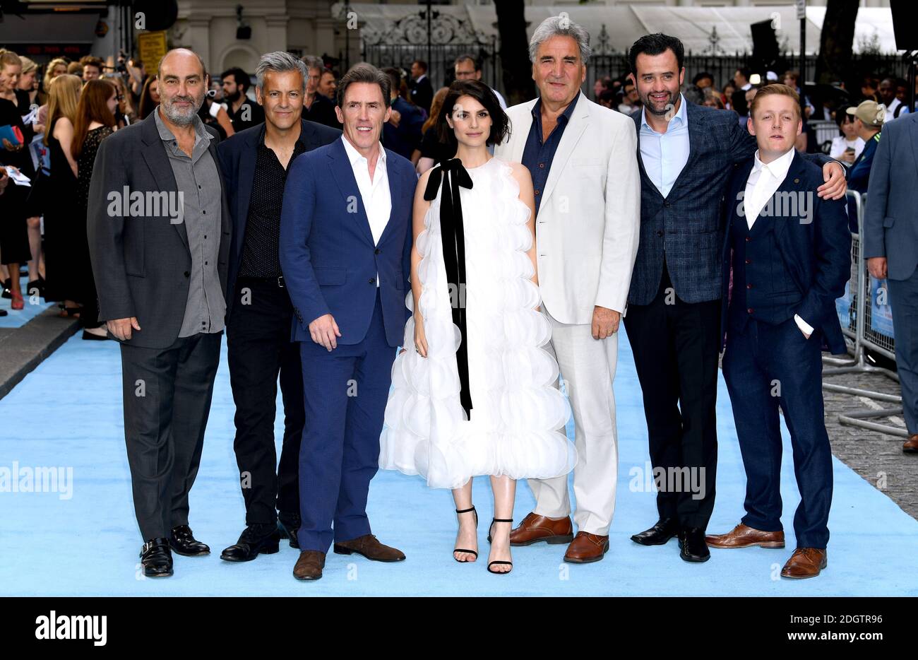 (De gauche à droite) Oliver Parker, Rupert graves, Rob Brydon, Charlotte Riley, Jim carter, Daniel Mays et Thomas Turgoose assistent à la première natation avec hommes qui se tient à Curzon Mayfair, Londres. Le crédit photo devrait se lire comme suit : Doug Peters/EMPICS Banque D'Images