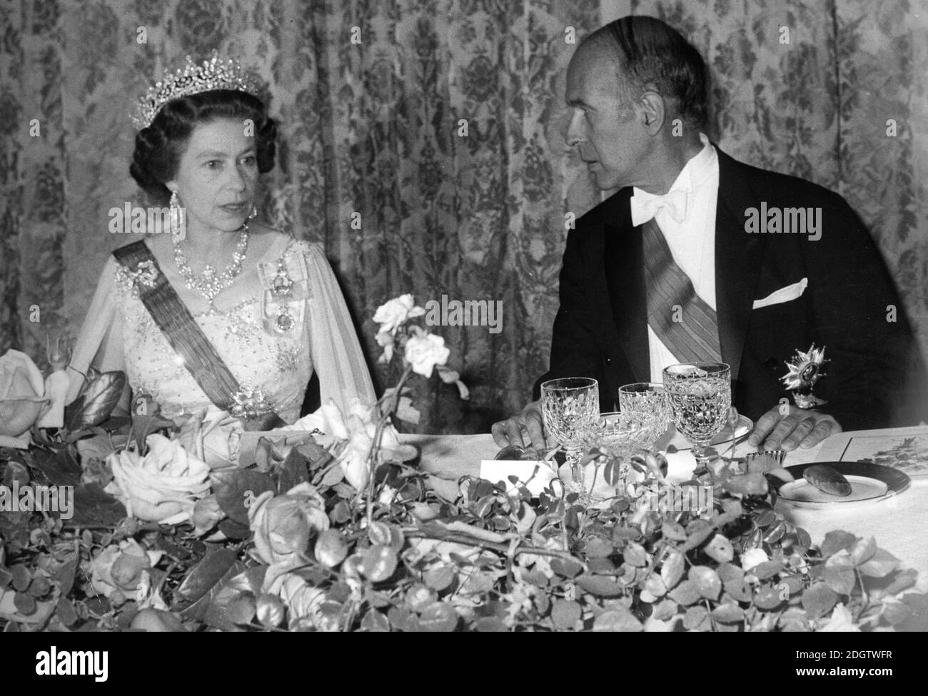 Photo du dossier datée du 24/6/1976 de la reine Elizabeth II et de la présidente française Valéry Giscard d'Estaing lors du banquet donné pour elle et le duc d'Édimbourg à l'ambassade de France à Londres. La Reine a exprimé sa plus profonde sympathie au peuple français lors de la journée nationale de deuil de l'ancien président français. Banque D'Images Photo du dossier datée du 24/6/1976 de la reine Elizabeth II et de la présidente française Valéry Giscard d'Estaing lors du banquet donné pour elle et le duc d'Édimbourg à l'ambassade de France à Londres. La Reine a exprimé sa plus profonde sympathie au peuple français lors de la journée nationale de deuil de l'ancien président français. Banque D'Images