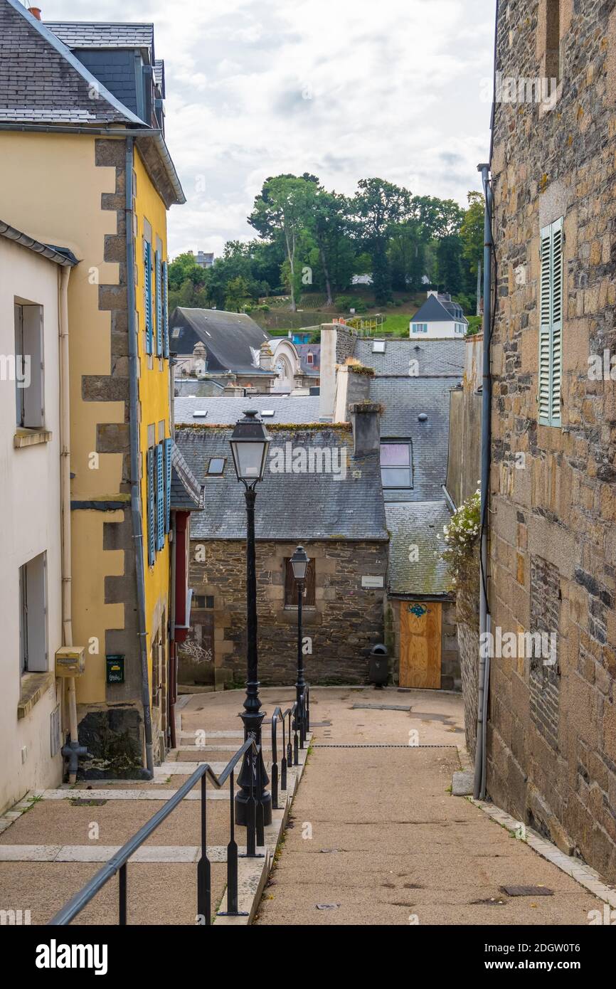 Morlaix, France - 28 août 2019 : vue sur une rue étroite du centre historique de Morlaix, département de Finistère, Bretagne, France Banque D'Images