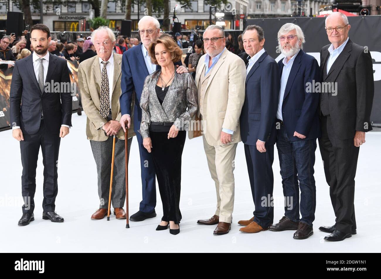 (G-D) Charlie Cox, Sir Michael Gambon, Sir Michael Caine, Francesca Annis, Ray Winstone Paul Whitehouse, Sir Tom Courtenay et Jim Broadbent arrivant à la première mondiale de King of Thieves, vue West End, Leicester Square, Londres. Le crédit photo devrait se lire comme suit : Doug Peters/EMPICS Banque D'Images