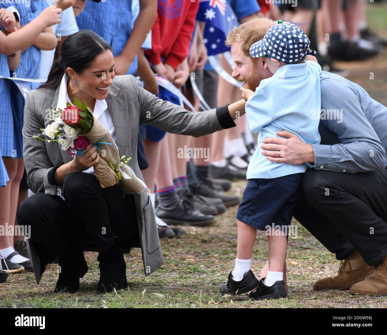 Le prince Harry Duke de Sussex et Meghan Duchess de Sussex arrivent à l'aéroport de Dubbo où ils rencontrent Luke Vincent, 5 ans, de la maternelle de l'école publique de Buninyong, en Nouvelle-Galles du Sud, en Australie. Le crédit photo devrait se lire comme suit : Doug Peters/EMPICS Banque D'Images