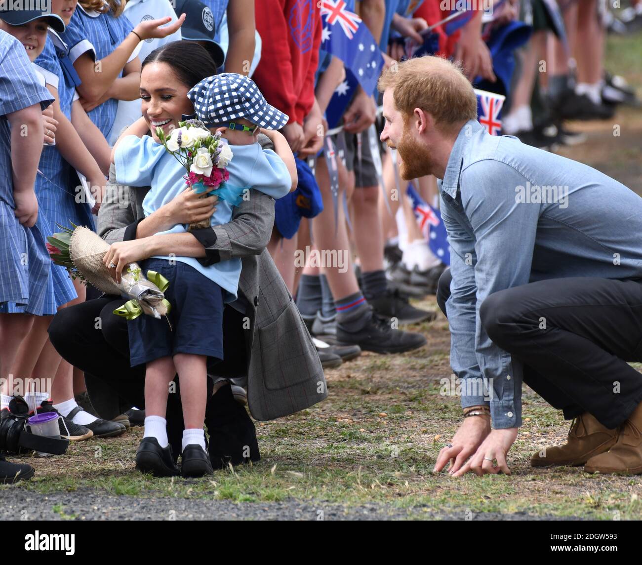 Le prince Harry Duke de Sussex et Meghan Duchess de Sussex arrivent à l'aéroport de Dubbo où ils rencontrent Luke Vincent, 5 ans, de la maternelle de l'école publique de Buninyong, en Nouvelle-Galles du Sud, en Australie. Le crédit photo devrait se lire comme suit : Doug Peters/EMPICS Banque D'Images