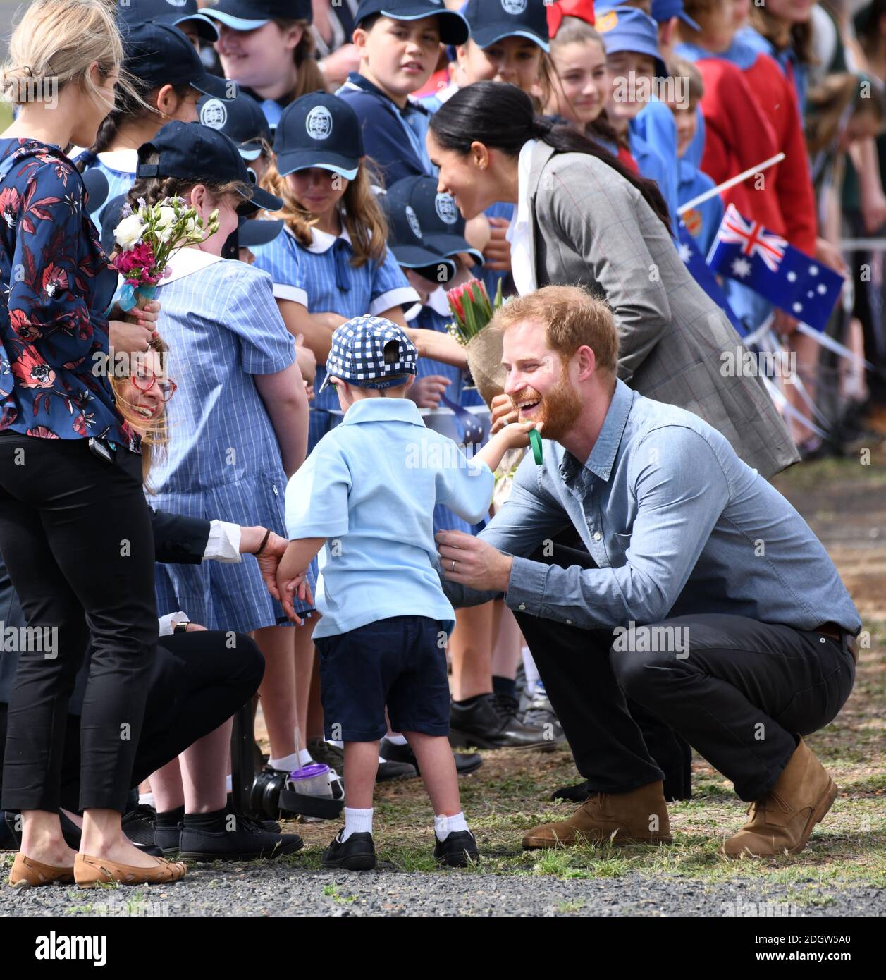 Le prince Harry Duke de Sussex et Meghan Duchess de Sussex arrivent à l'aéroport de Dubbo où ils rencontrent Luke Vincent, 5 ans, de la maternelle de l'école publique de Buninyong, en Nouvelle-Galles du Sud, en Australie. Le crédit photo devrait se lire comme suit : Doug Peters/EMPICS Banque D'Images