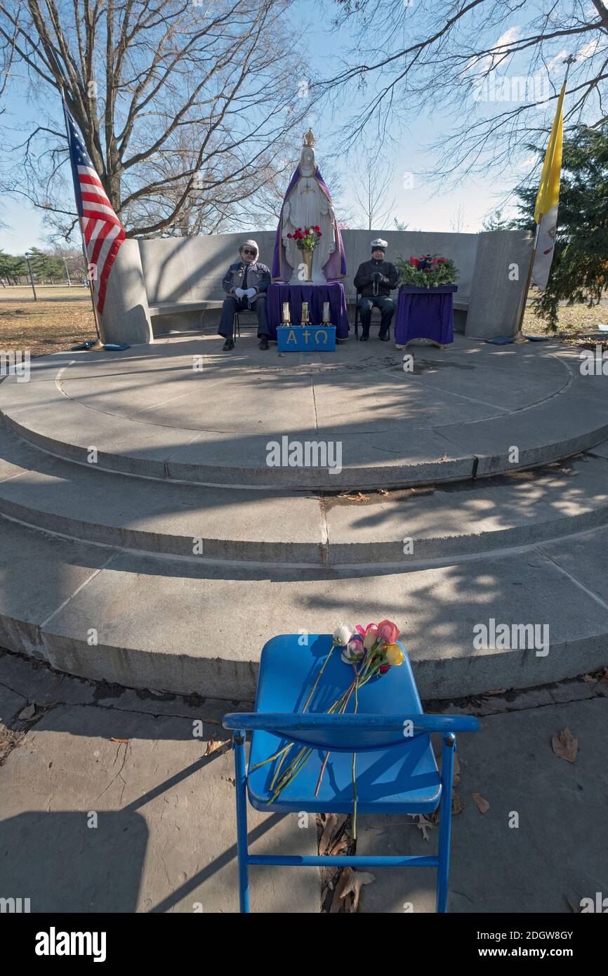 Lors d'un service au pavillon du Vatican dans le parc de Flushing Meadows Corona, la chaise où Veronica Lueken avait ses visions de Marie et de Jésus. Banque D'Images