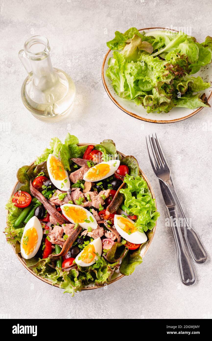 Salade française niçoise au thon, œufs, haricots verts, tomates, olives, laitue et anchois. Banque D'Images